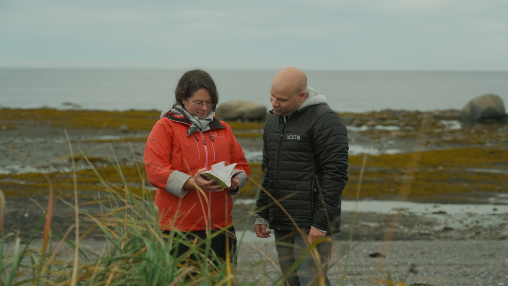 Véronik Rioux-Pin glances through a book with Justin Parisien.