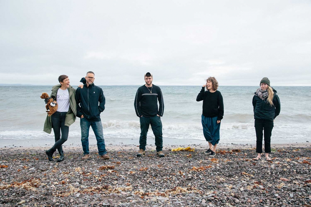 Les membres de l'équipe Atelier Cotier sur la plage.