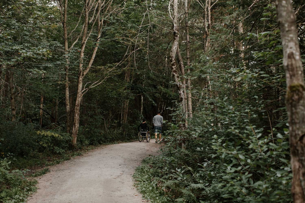 Geneviève Hallé et son conjoint en forêt.