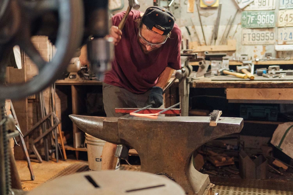 Thomas Lefebvre forgeant un kit d'outils de foyer