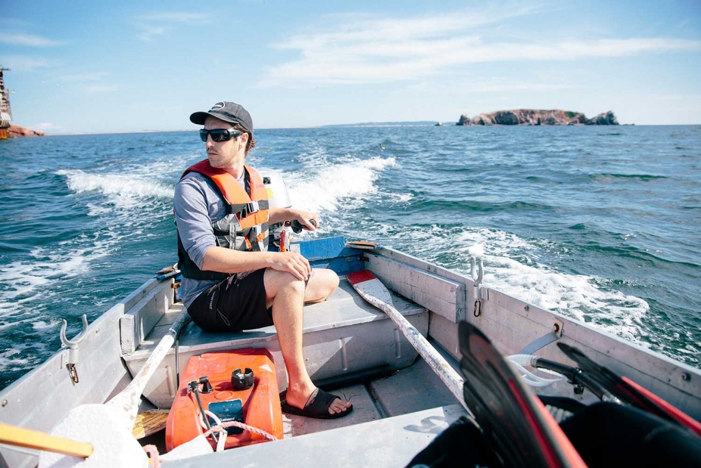 Jacques Leblanc qui conduit un bateau.