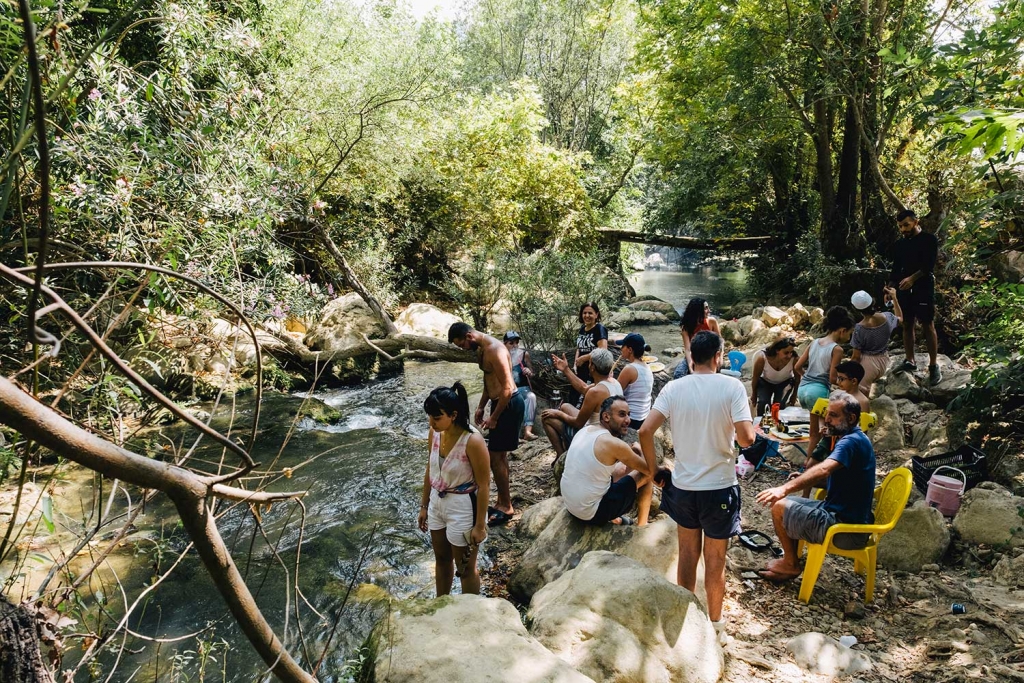 Des gens sur le bord d'une rivière.